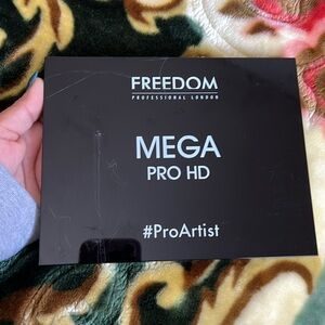 Magnetic palette with eyeshadow singles